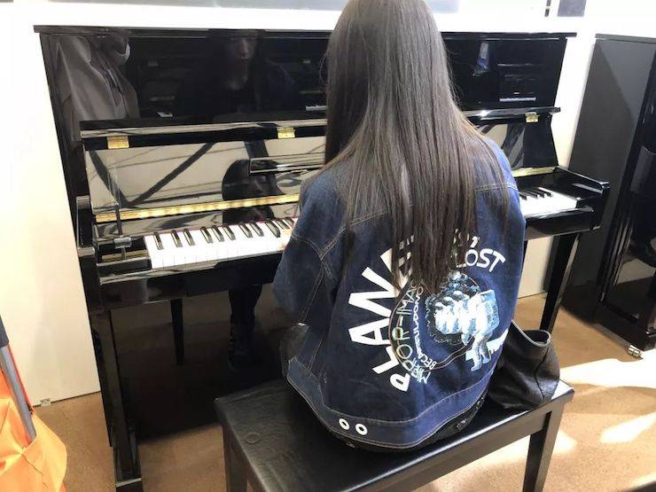 参观来宾试奏明升ms88钢琴